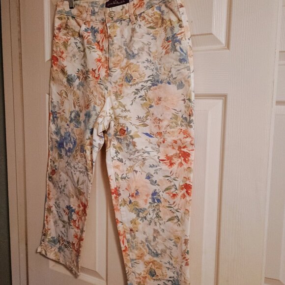 Gloria Vanderbilt Amanda Denim White Floral Capris, Sz 10, High Rise, New - Picture 1 of 5